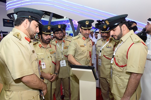 شرطة دبي تشارك في معرض الإنجازات الحكومية وتعرض أحدث ابتكاراتها